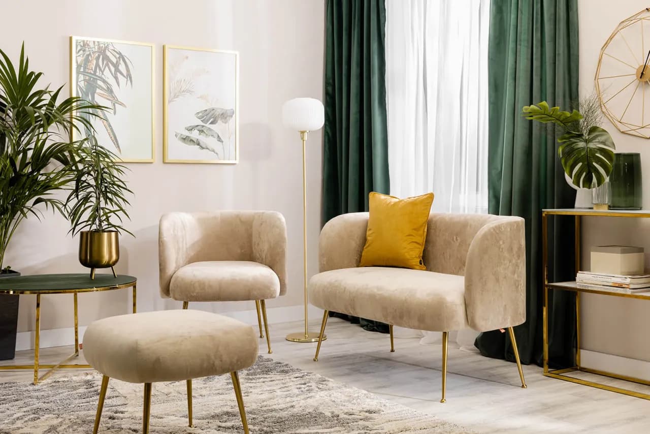 Idealne złote dodatki do salonu i domu - sprawdź najlepsze złote dekoracje!