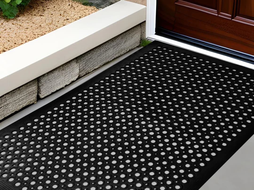 Wycieraczki na zewnątrz domu - jak wybrać najlepsze i najtrwalsze?