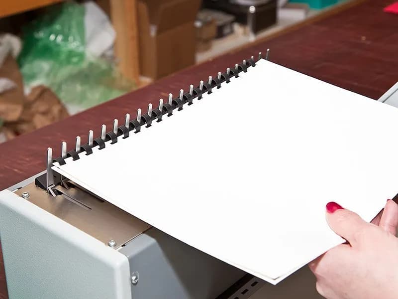 Jak połączyć kartki A4 w książkę - proste metody i porady