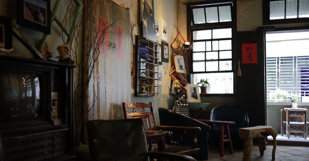 Lampy stojące retro - vintage z abażurem i eleganckim stylem w Twoim wnętrzu