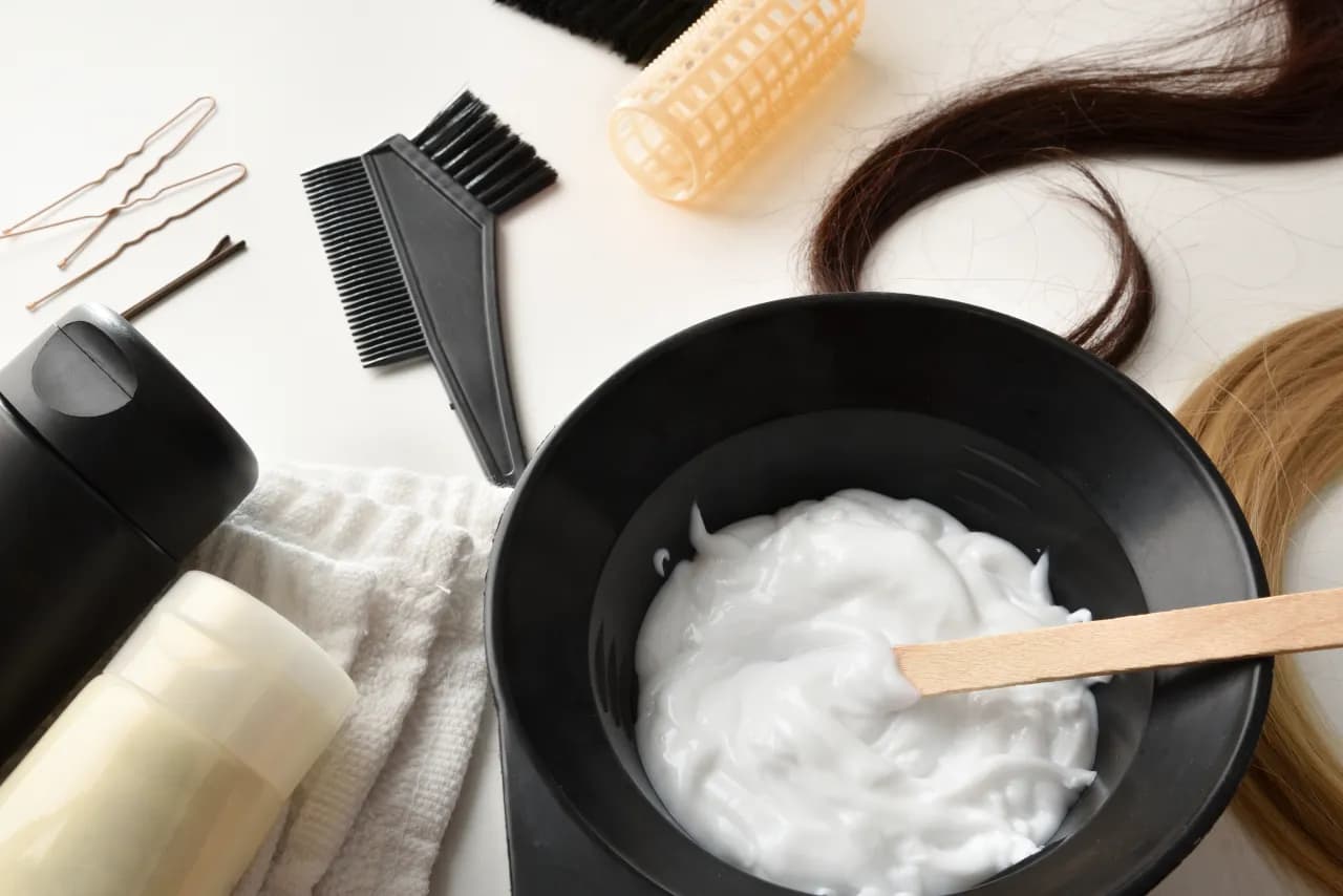 Dla kogo odpowiednia będzie koloryzacja ciemny brąz i jak dbać o wyrazistość koloru?