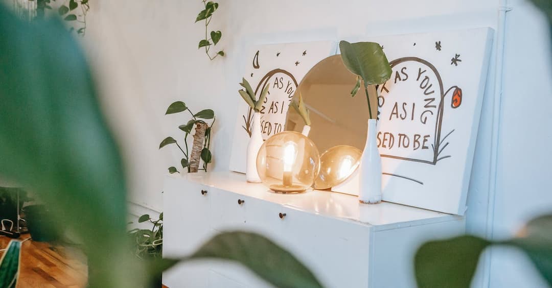 Dekoracje na komodę w salonie - nowoczesne ozdoby i pomysły na aranżację