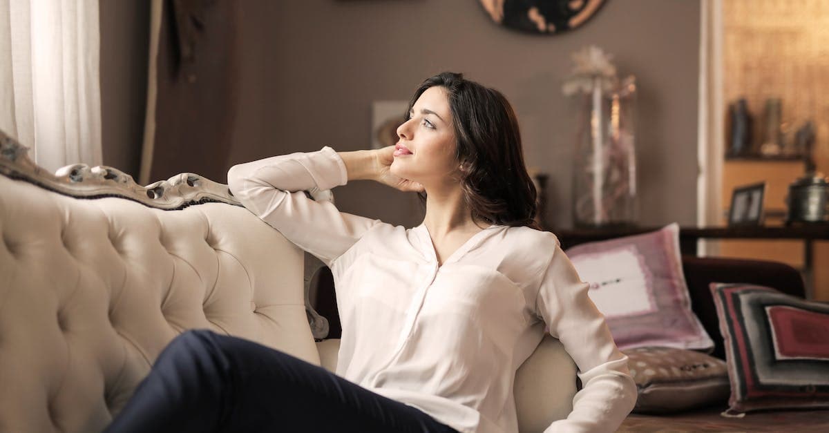 Salon w stylu retro – inspirujące dekoracje i wystrój wnętrz vintage