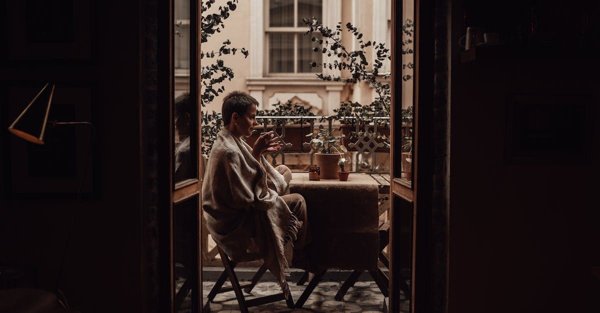 Dekoracje na stolik kawowy - najlepsze pomysły i inspiracje na aranżację salonu