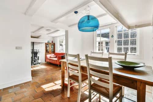 Stół okrągły czy prostokątny – jaki wybrać?