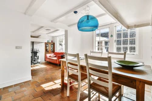 Stół okrągły czy prostokątny – jaki wybrać?